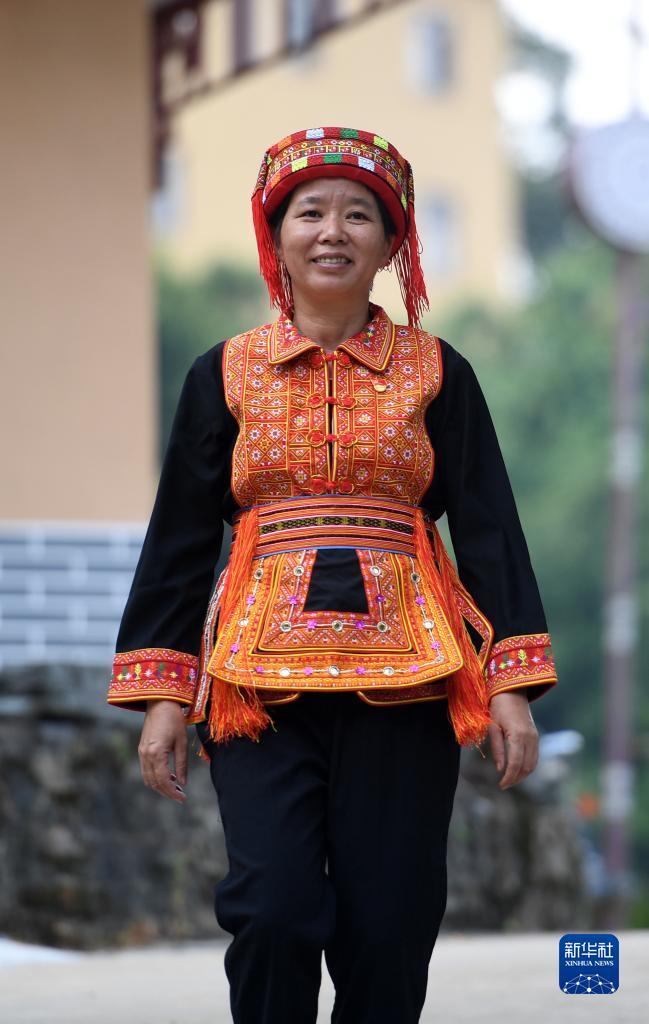　在廣西蒼梧縣六堡鎮(zhèn)山坪村，祝雪蘭走在村道上（2022年9月22日攝）。新華社記者 陸波岸 攝